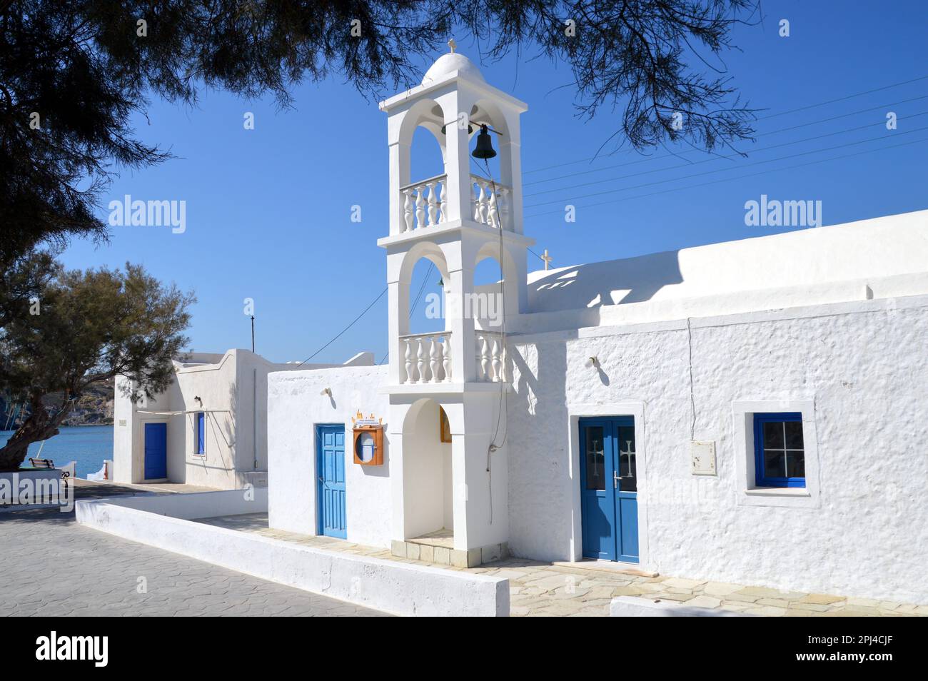 Griechenland, Insel Milos: Der Glockenturm der Kirche in Mandrakia, einem Fischerdorf. Stockfoto