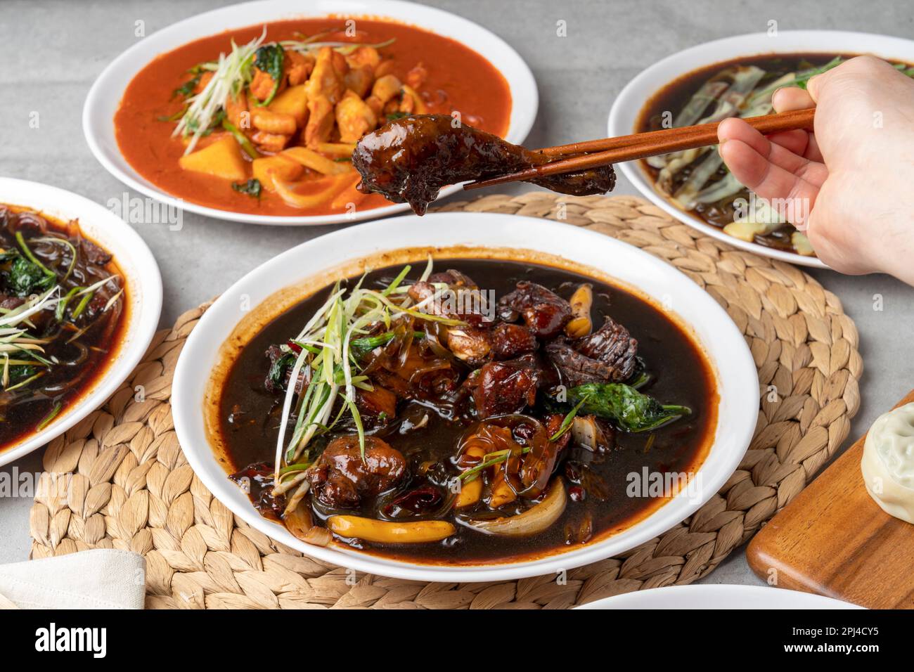 Koreanisches Essen, gedämpfte Hühnchen-Sojasoße ohne Knochen, schwarz Stockfoto