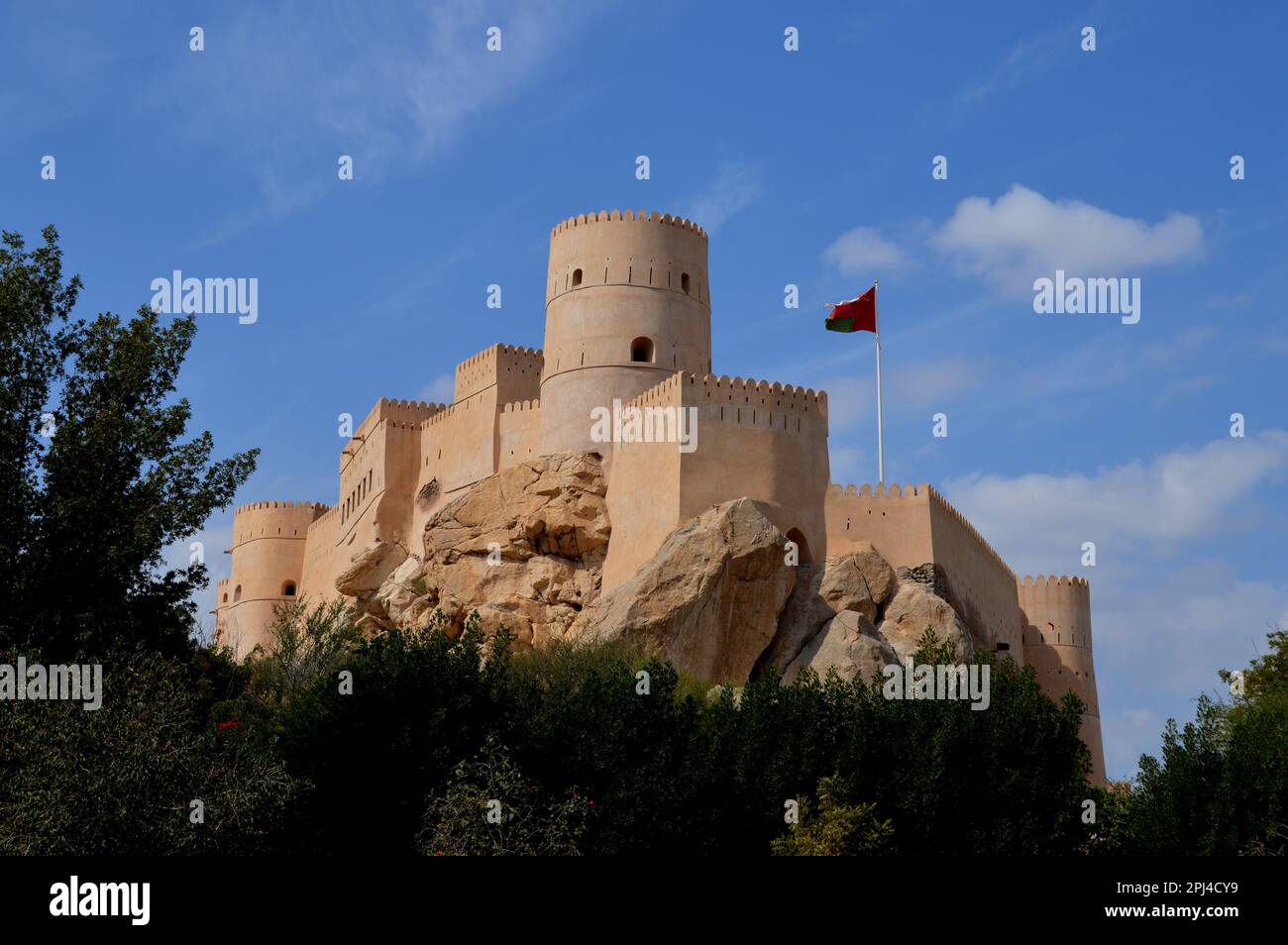 Oman, Nakhal Blick auf die Festung von Nakhal (Husn Al Heem), die aus