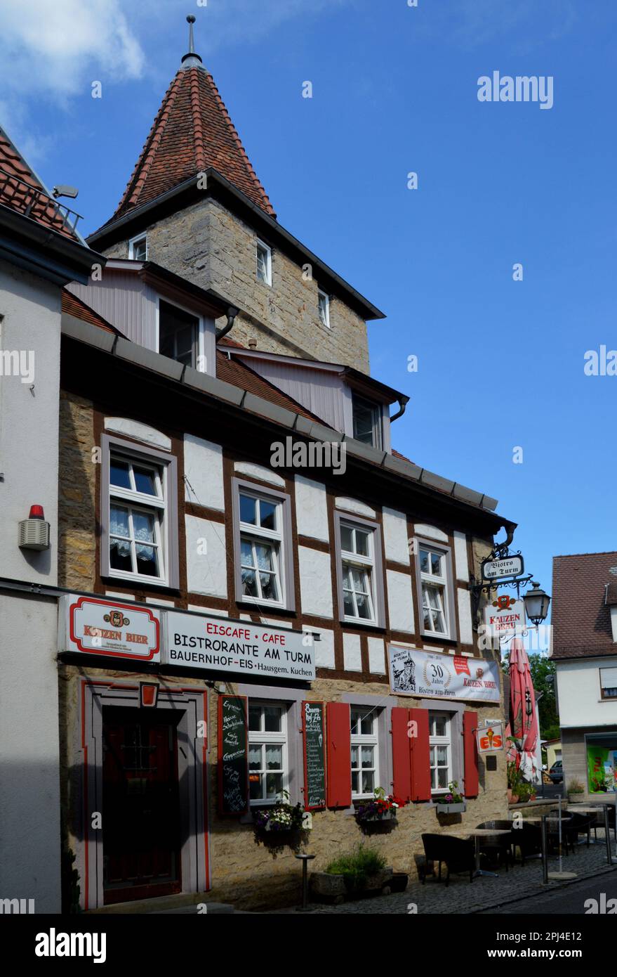 Deutschland, Baden-Württemberg, Creglingen: Holzrahmengebäude, heute ein italienisches Bistro, erbaut auf dem Faulturm und der alten Stadtmauer. Stockfoto