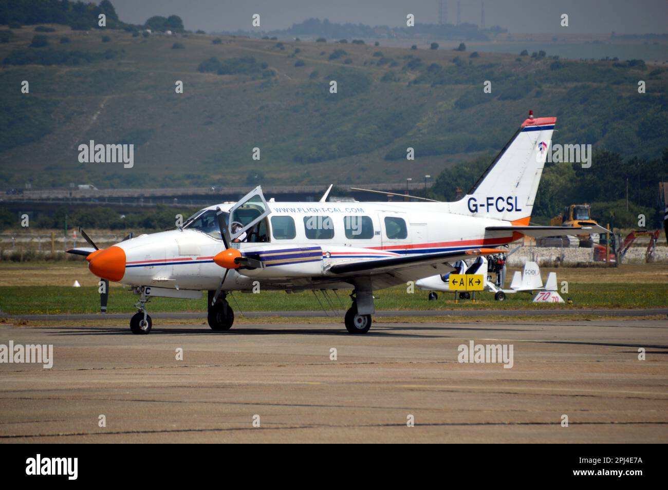 England, West Sussex, Shoreham: G-FCSL Piper PA.31-350 Navajo Chieftain (c/n 7852052) am Flughafen Shoreham. Stockfoto