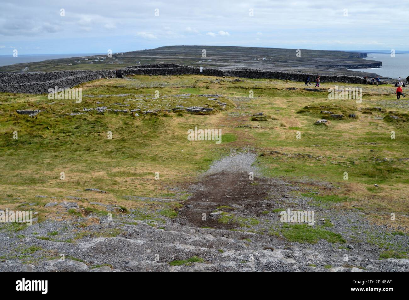 Irland, Aran-Inseln, Inis Mor, Kilmurvey: Innerhalb der Außenwand des prähistorischen Festes Dun Aonghasa, das etwa 2000 Jahre alt sein soll. Darüber hinaus, Ansicht Stockfoto