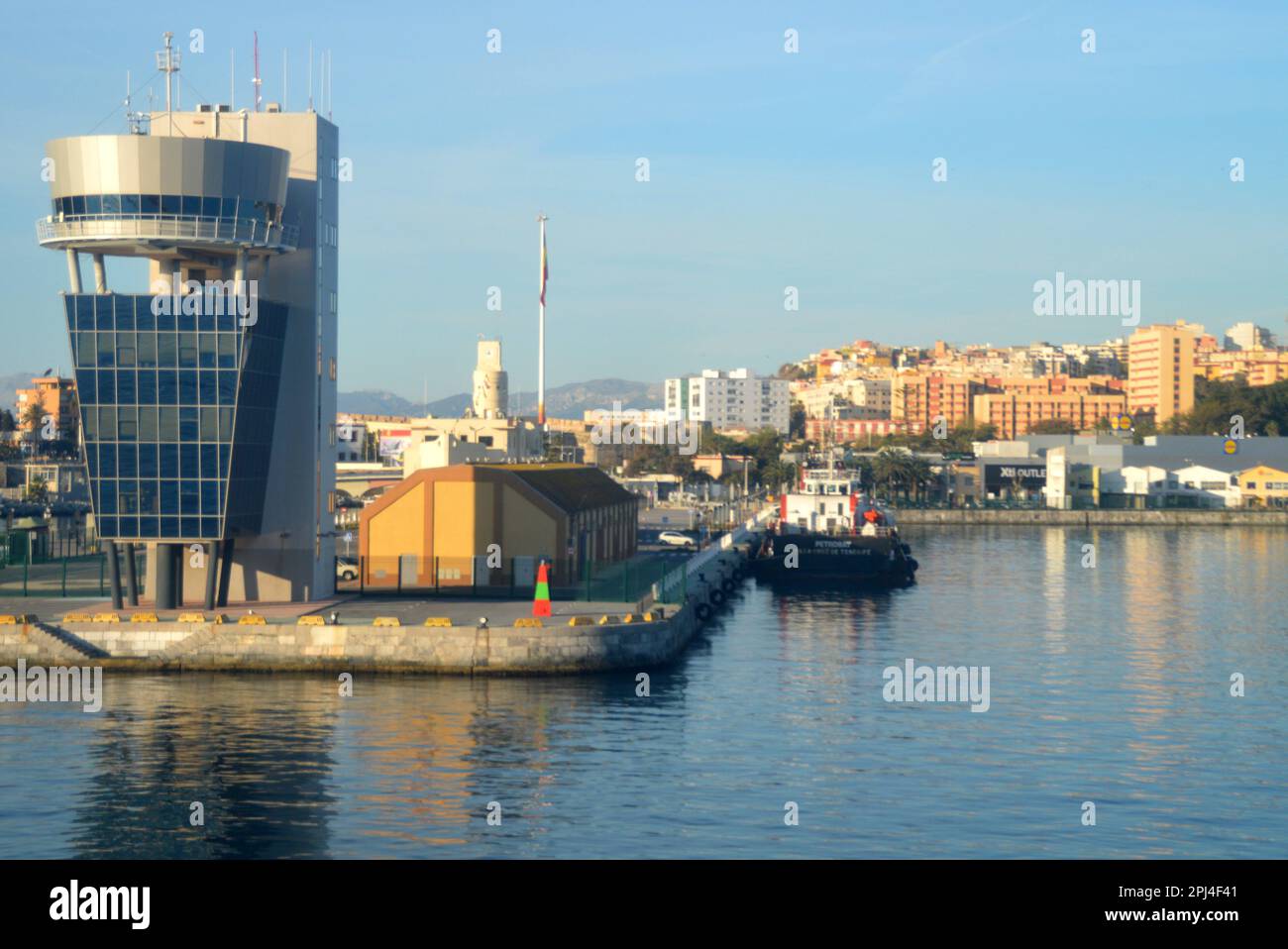 Spanien, Ceuta: Einfahrt in den Hafen der autonomen Stadt Ceuta. Stockfoto