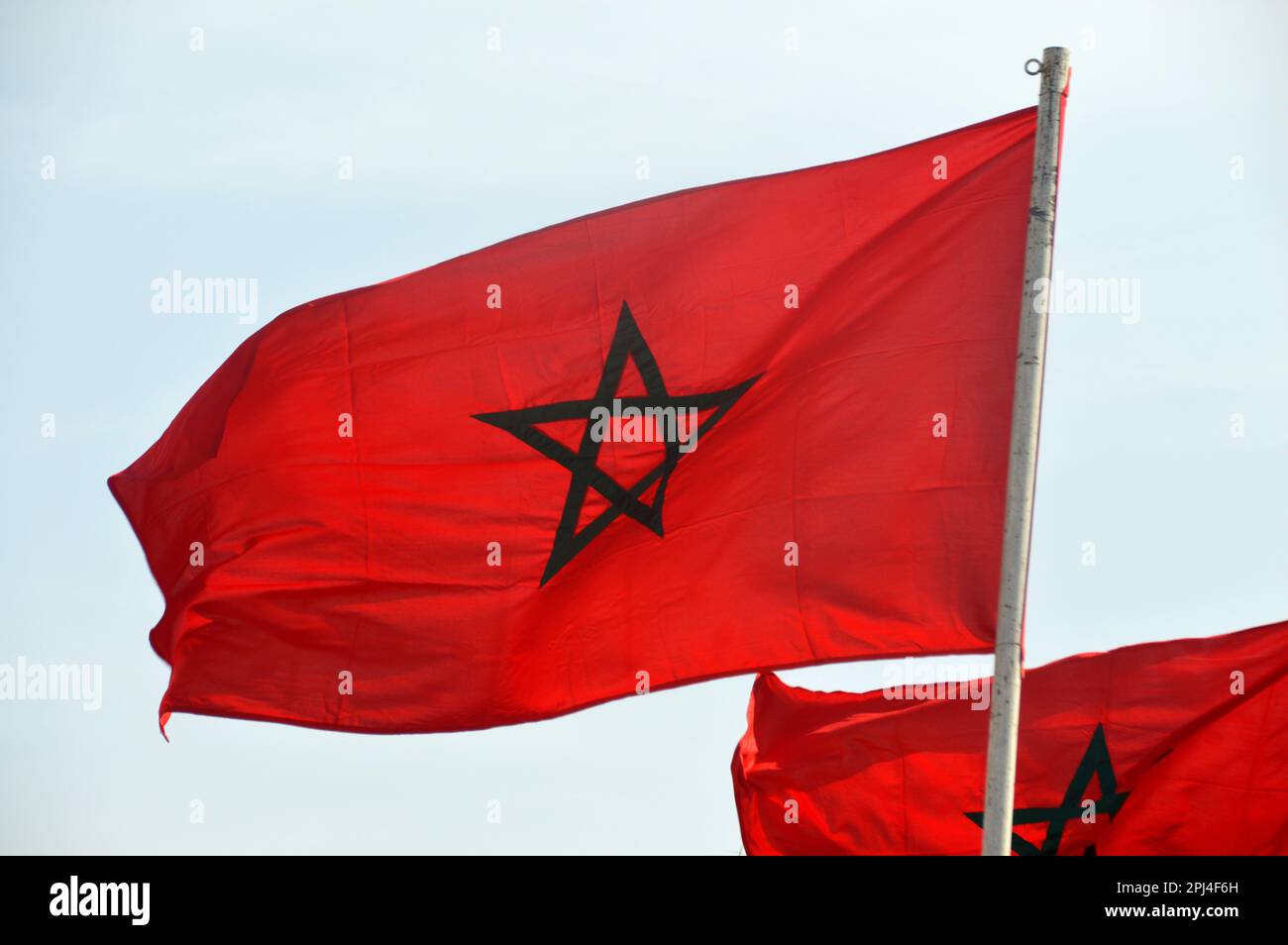 Marokko, Meknes: Die marokkanische Flagge mit einem fünfzackigen Stern, der die fünf Säulen des Islam symbolisiert. Stockfoto