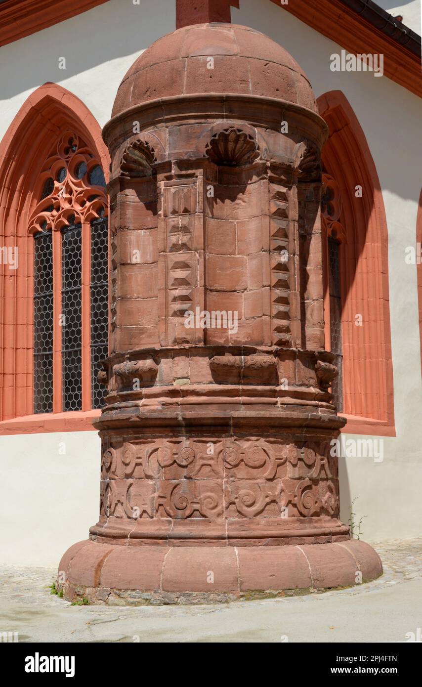 Deutschland, Bayern, Würzburg: Im Innenhof der Festung Marienberg: Gemeißelte Sandsteinnischen für Heilige, zeitgenössisch mit dem Brun Stockfoto