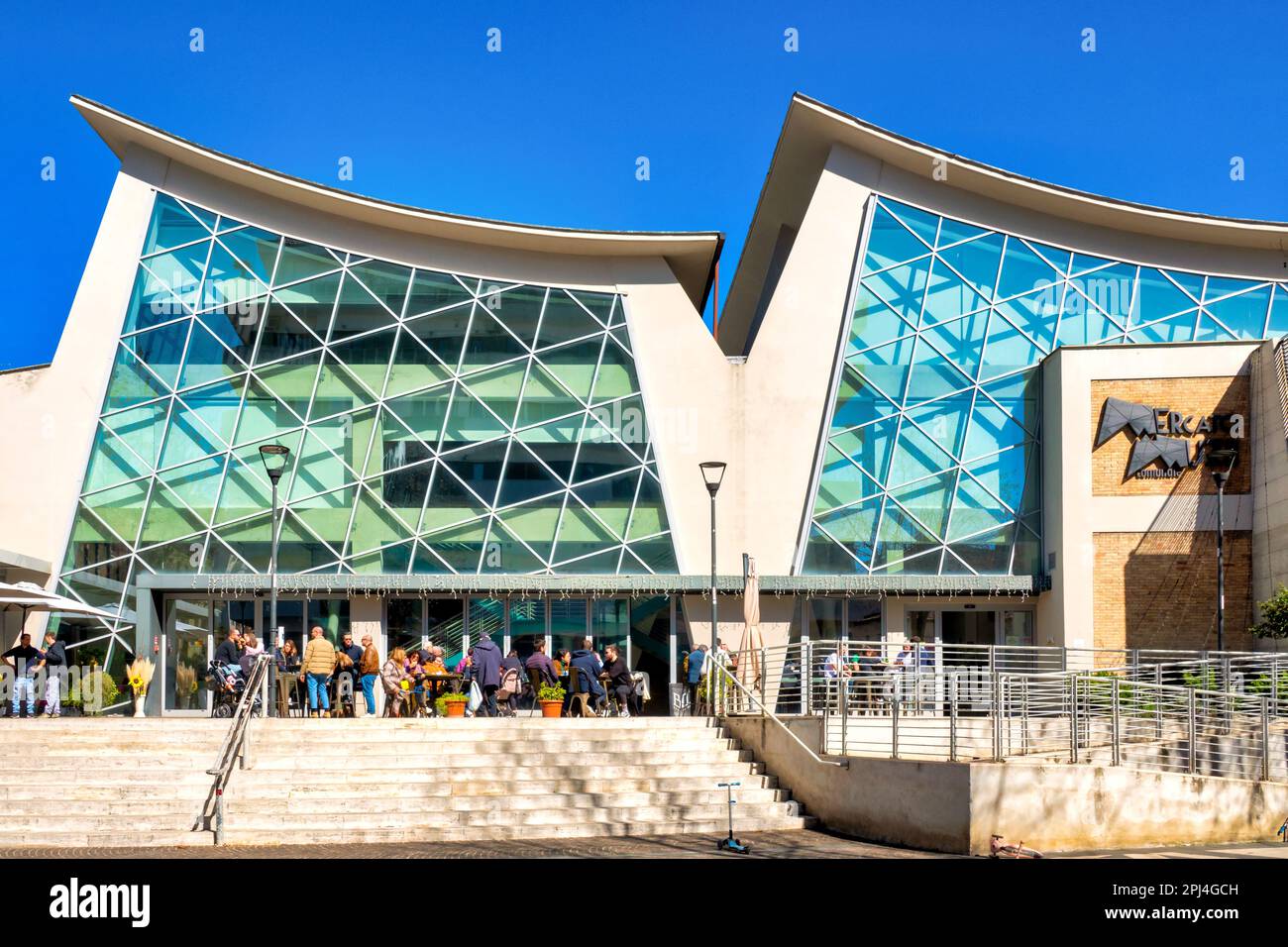 Fassade des überdachten Markts auf der Piazza Muzii, Pescara, Italien Stockfoto