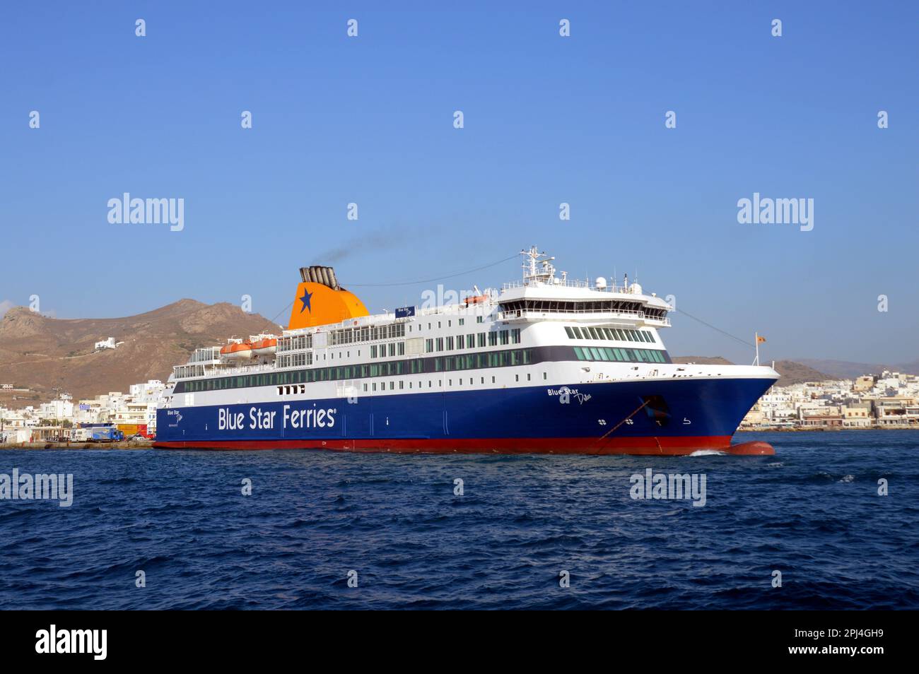 Griechenland, Insel Naxos: Blue Star Fähre 'Delos' verlässt den Hafen von Naxos. Stockfoto