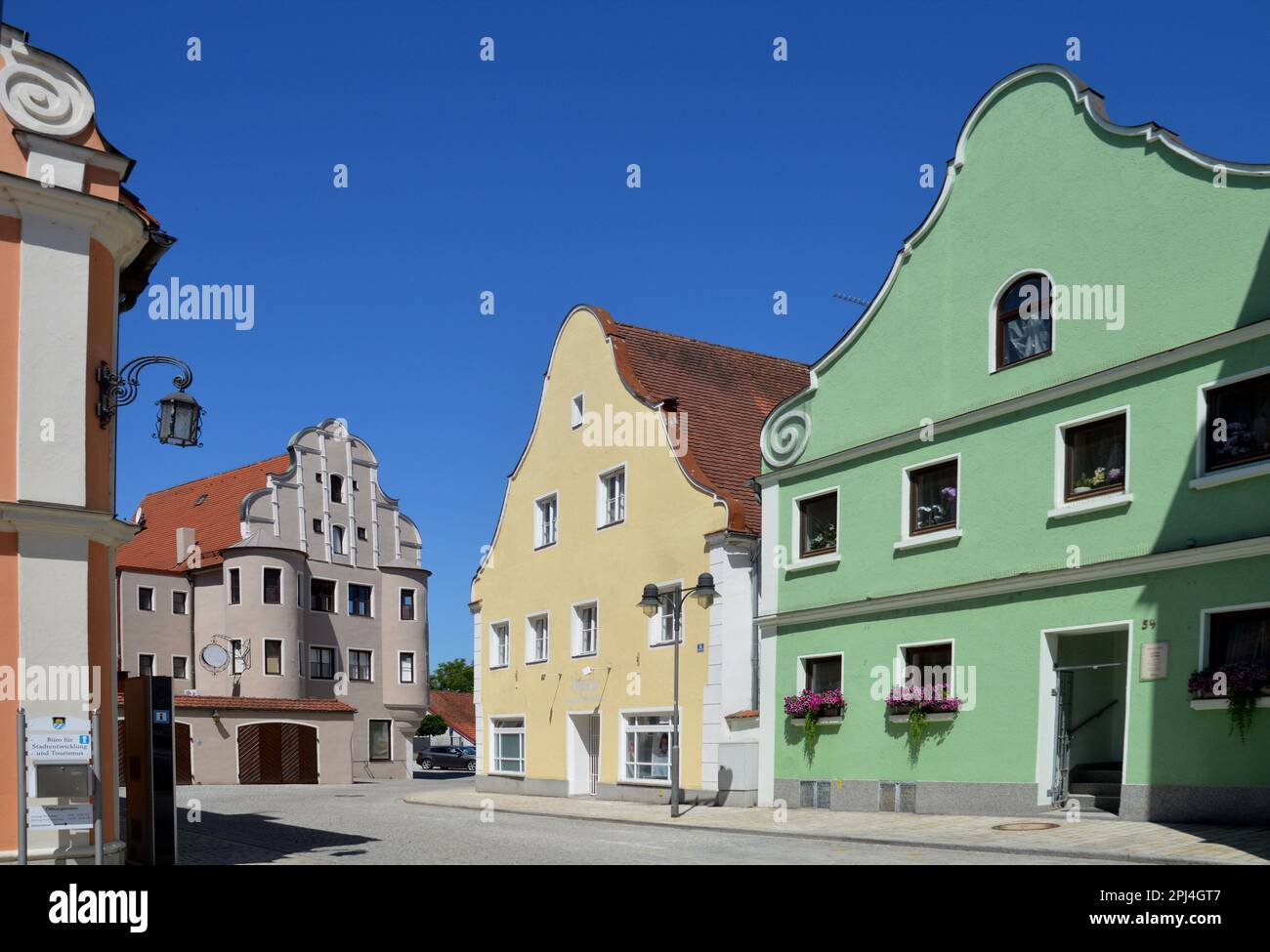 Deutschland, Bayern, Rain am Lech: Bunte barocke Giebel auf der Hauptstraße. Stockfoto