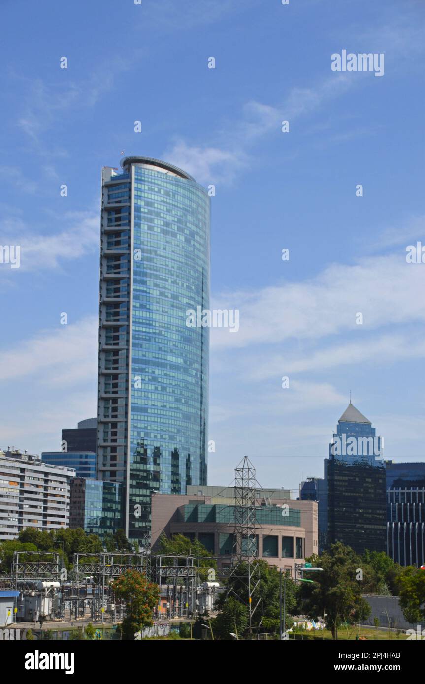 Chile. Santiago: Titan La Portado ist mit 205 Metern das zweithöchste Gebäude in Chile, das 2010 fertiggestellt wurde. Es hat 55 Stockwerke und 129.000 Quadratmeter Stockfoto
