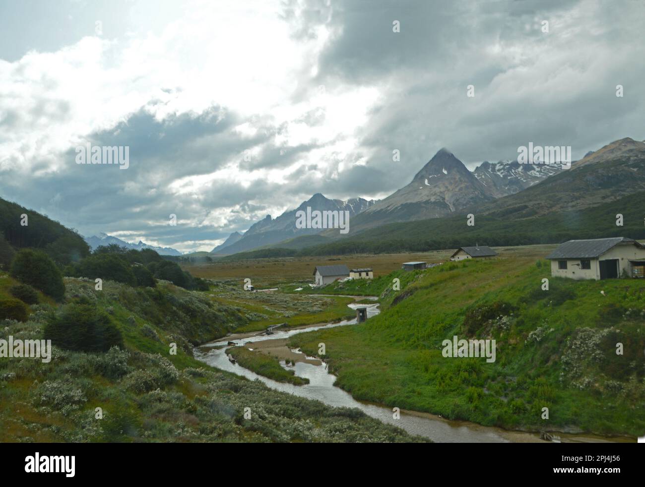 Argentinien, Tierra del Fuego: Landschaft nähert sich Ushuaia mit den Gipfeln der Martial Mountains in der Ferne. Stockfoto