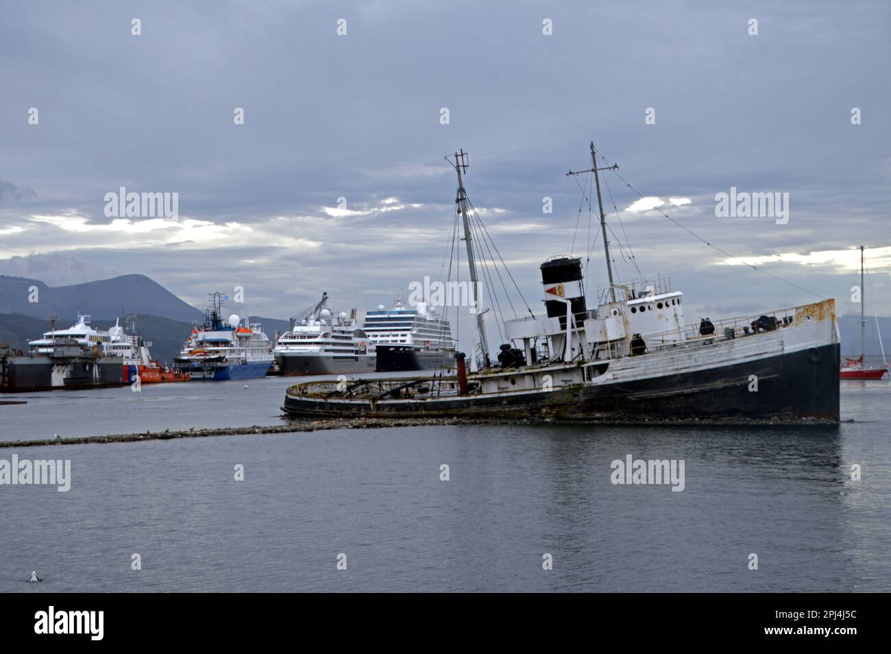 Argentinien, Tierra del Fuego, Ushuaia: Wrack of the St. Christopher im Hafen. Sie wurde als ATR-1-Rettungsschlepper in den USA gebaut und diente Stockfoto