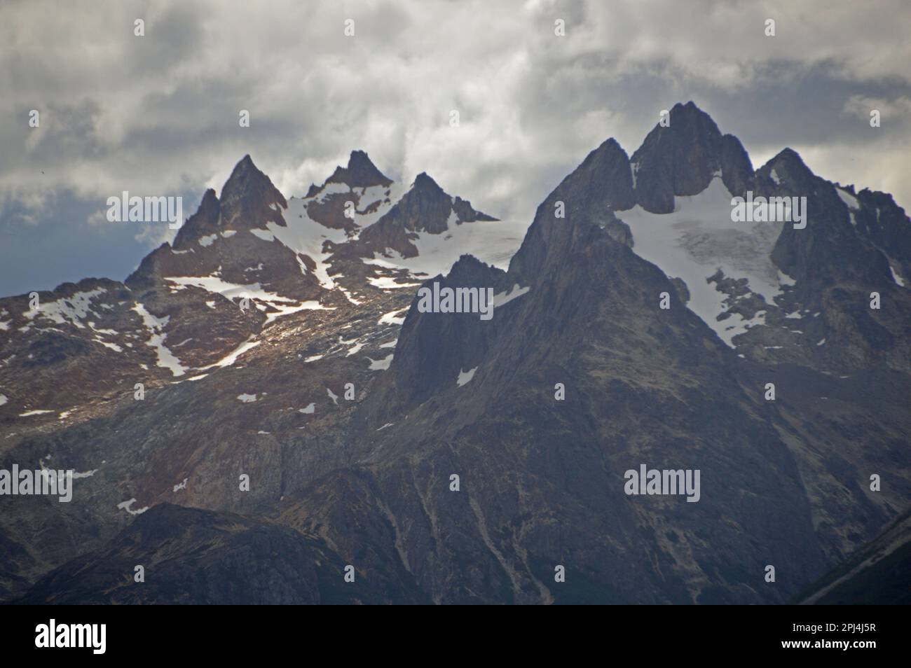 Argentinien, Tierra del Fuego: Von der Straße nach Ushuaia aus haben Sie einen näheren Blick auf die Gipfel des Martial Mountains. Stockfoto
