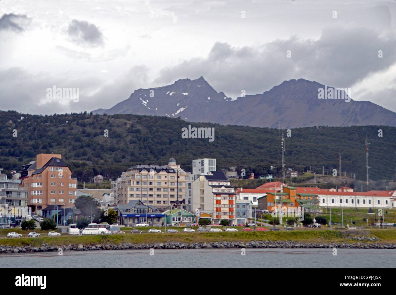 Argentinien, Tierra del Fuego, Ushuaia: Blick auf einen Teil der Stadt und den Yachthafen, mit den Martial Mountains im Hintergrund, vom Beagle Chann Stockfoto