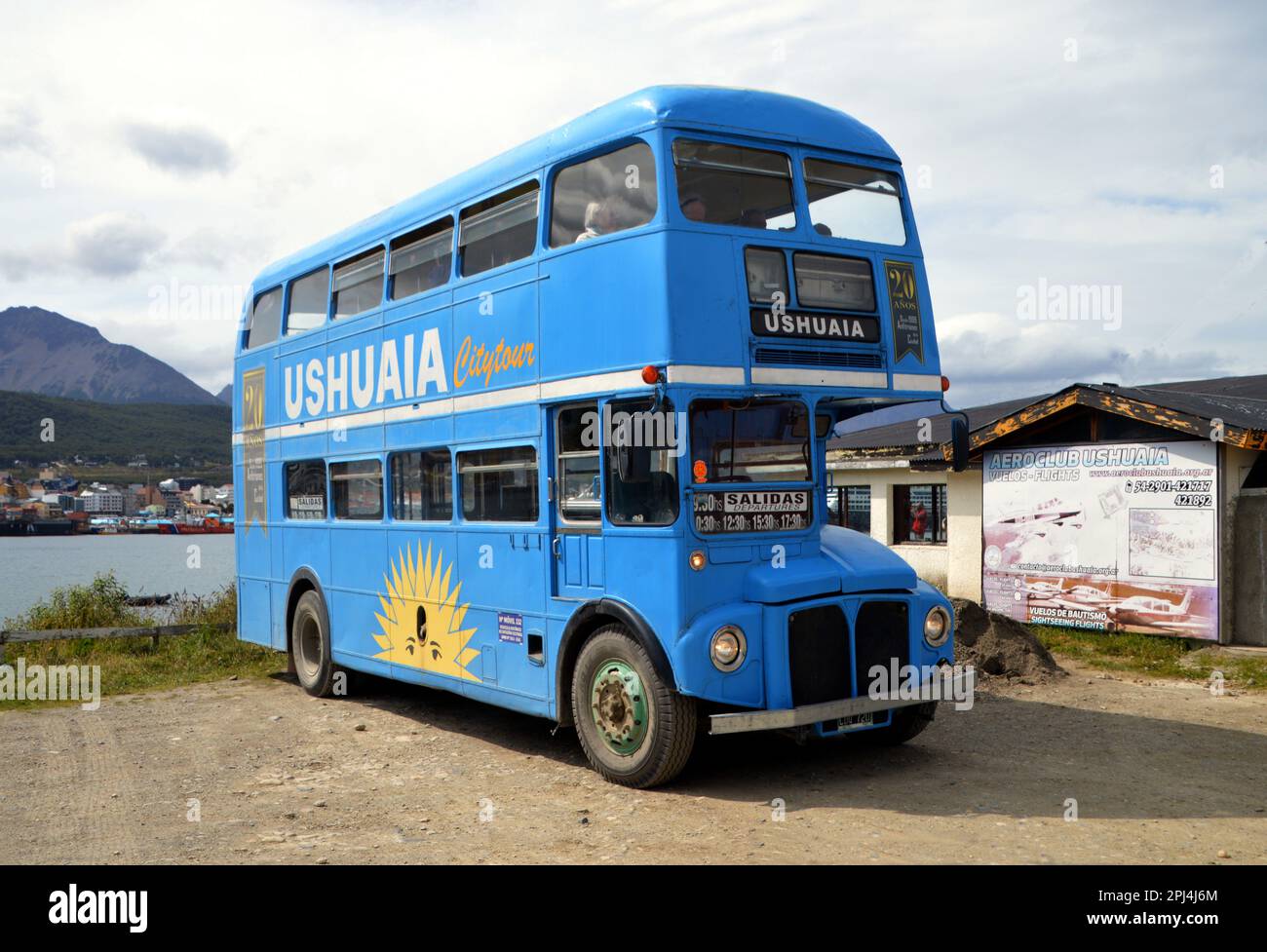 Argentinien, Tierra del Fuego, Ushuaia: Ein 40 Jahre alter AEC-Bus in einem cleveren Farbschema, ehemals London Transport, hat eine neue Rolle beim Sightseeing gefunden, eine lange Zeit Stockfoto