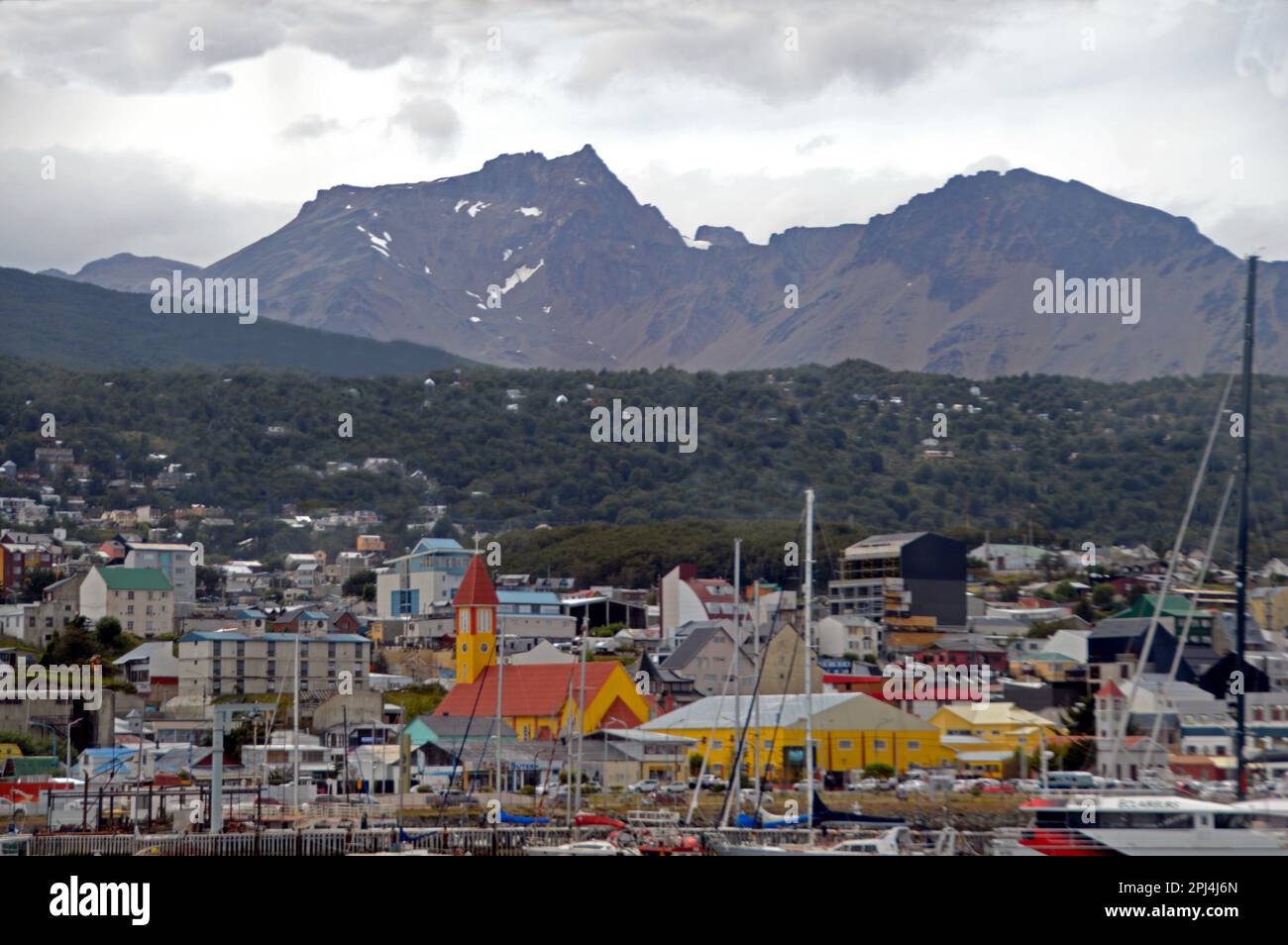 Argentinien, Tierra del Fuego, Ushuaia: Blick auf einen Teil der Stadt und den Yachthafen mit den Martial Mountains im Hintergrund. Stockfoto
