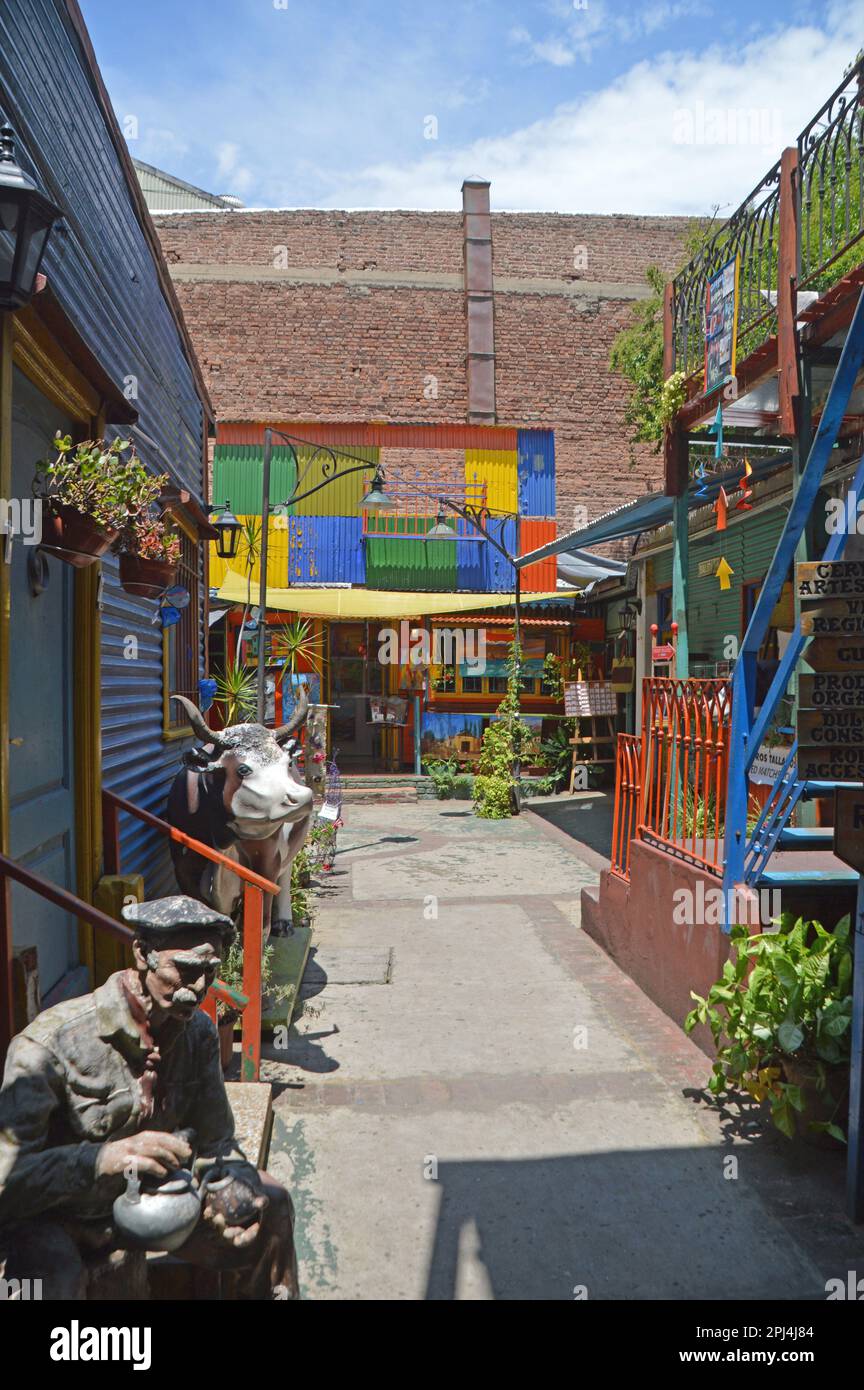 Argentinien, Buenos Aires: La Boca, ein Künstlerviertel, benannt nach dem nahe gelegenen „Mouth“ des Flusses Matanza (Riachuelo), ist bei Touristen beliebt. Stockfoto