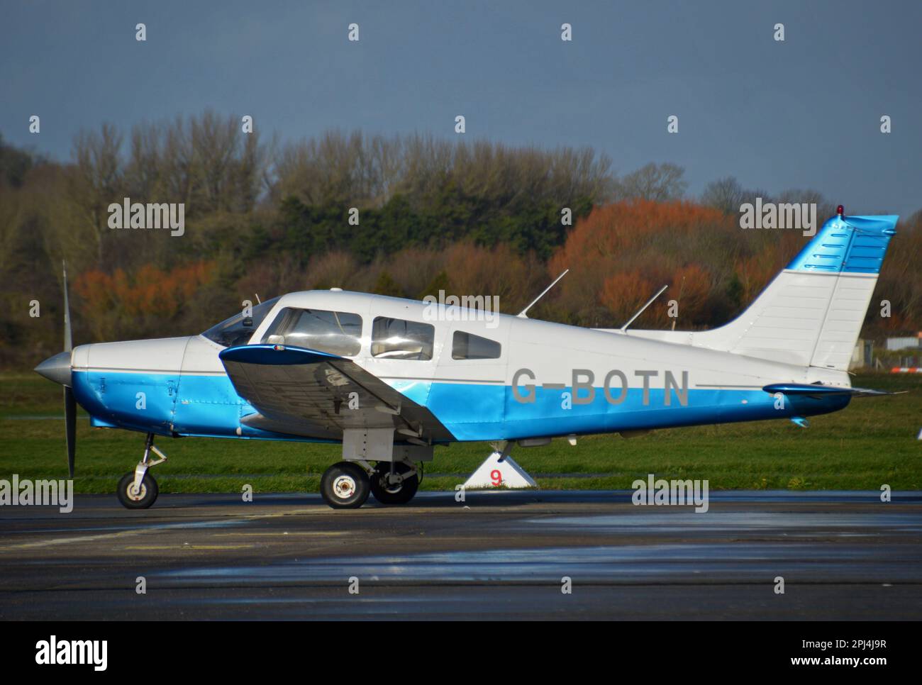 England, Sussex, Shoreham: G-BOTN Piper PA.28-161 Warrior II (c/n 7916261) am Flughafen Shoreham. Stockfoto