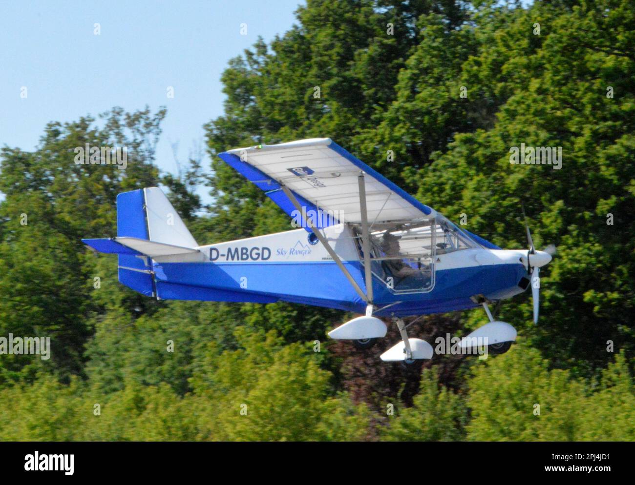 Deutschland, Bayern, Jesenwang: D-MBGD Best Off Skyranger 912 (c/n 916/988) Landung auf dem Flugplatz Jesenwang. Stockfoto