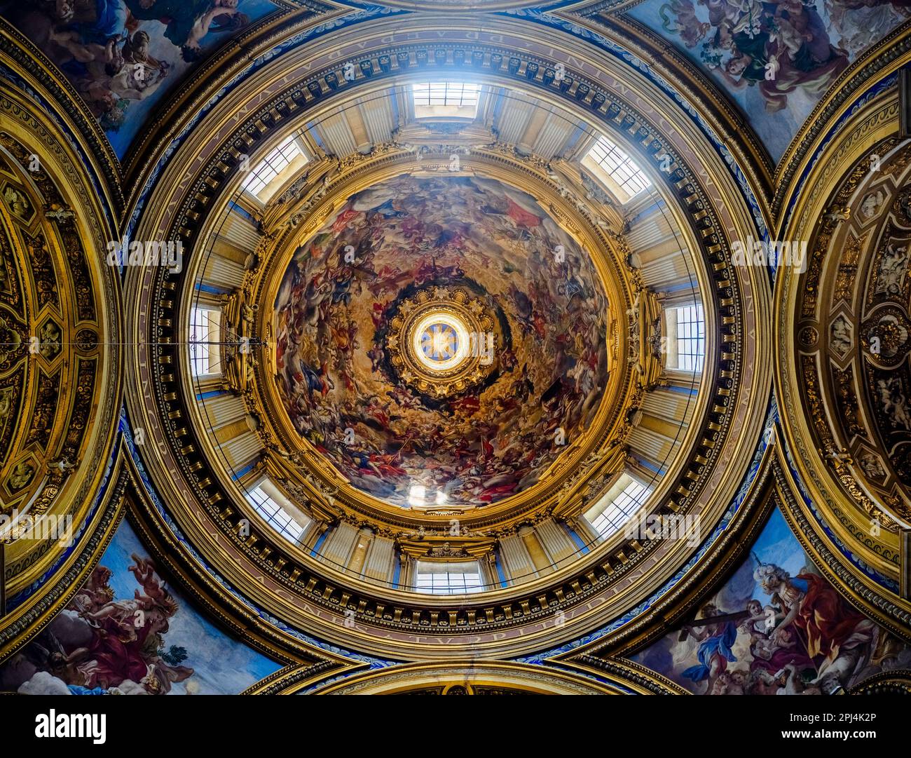 Gewölbe und Kuppel von Sant'Agnese in der Basilika Agone in Rom - Italien Stockfoto