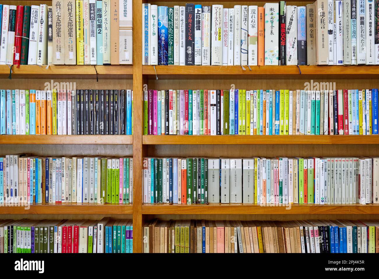 Japanische Bücher in Regalen in einem antiken Buchladen in Tokio, Japan Stockfoto
