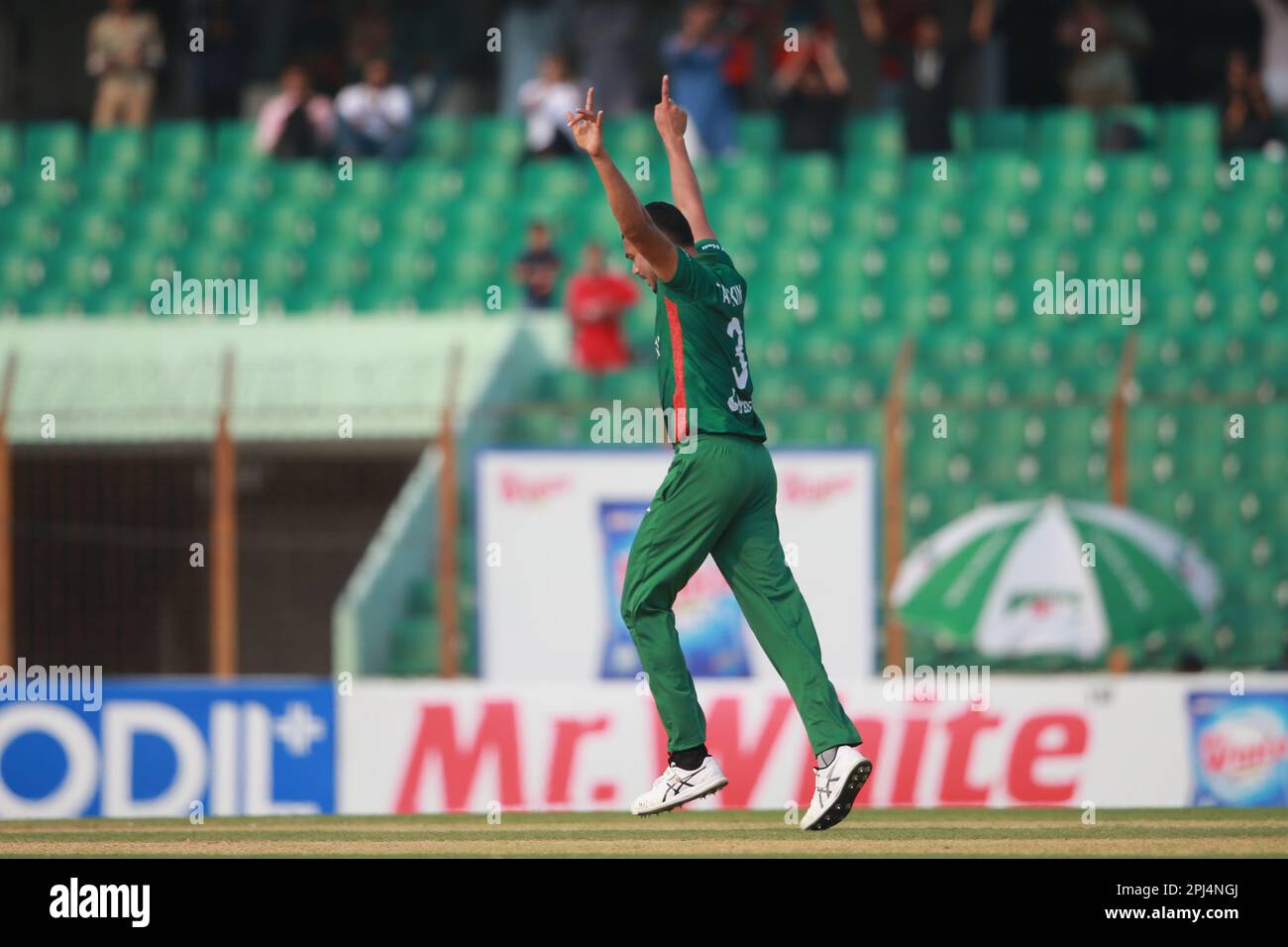 Taskin Ahmed, Bangladeshi-Bowler feiert nach dem irischen Schlagmann Ross Adair während des dritten T20I. Spiels im Zahur Ahmed Chowdhury Stadium, Stockfoto