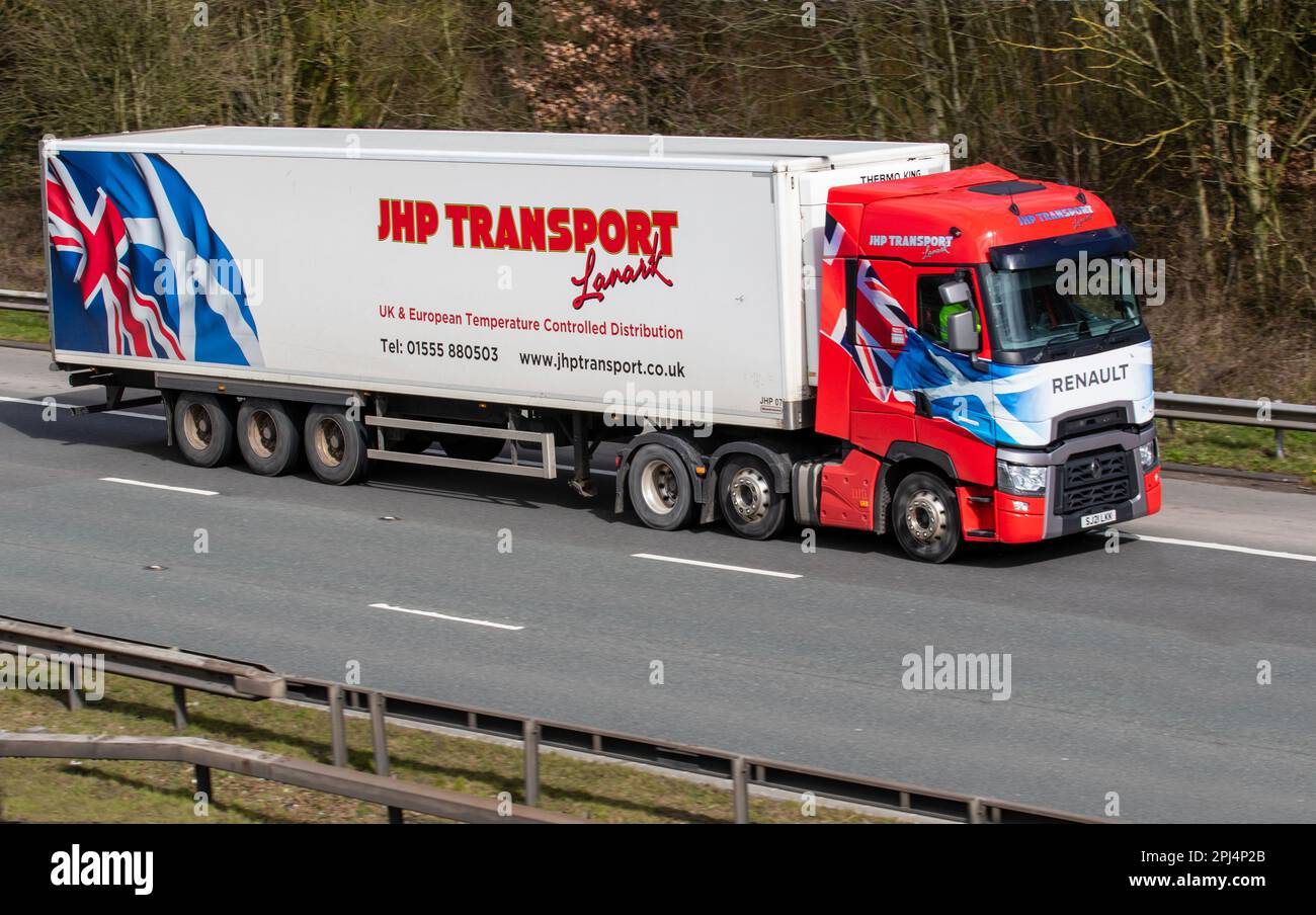 JHP TRANSPORT, Lanark 2021 RENAULT Trucks, mit Scottish St Andrew Flag Saltaire Vinyl-Aufkleber auf der neuen RENAUT Tractor Unit, die auf der M61 fährt Stockfoto