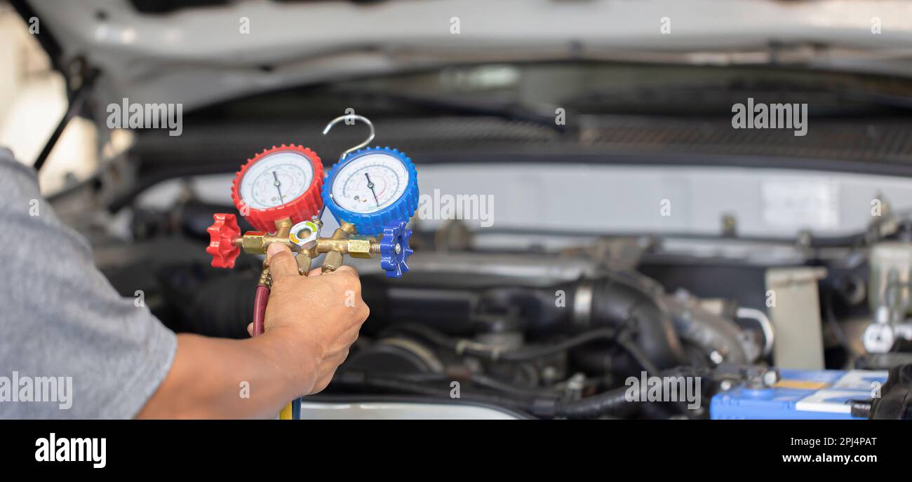 Auto Klimaanlage Check Service, Lecksuche, Kältemittel füllen  Stockfotografie - Alamy