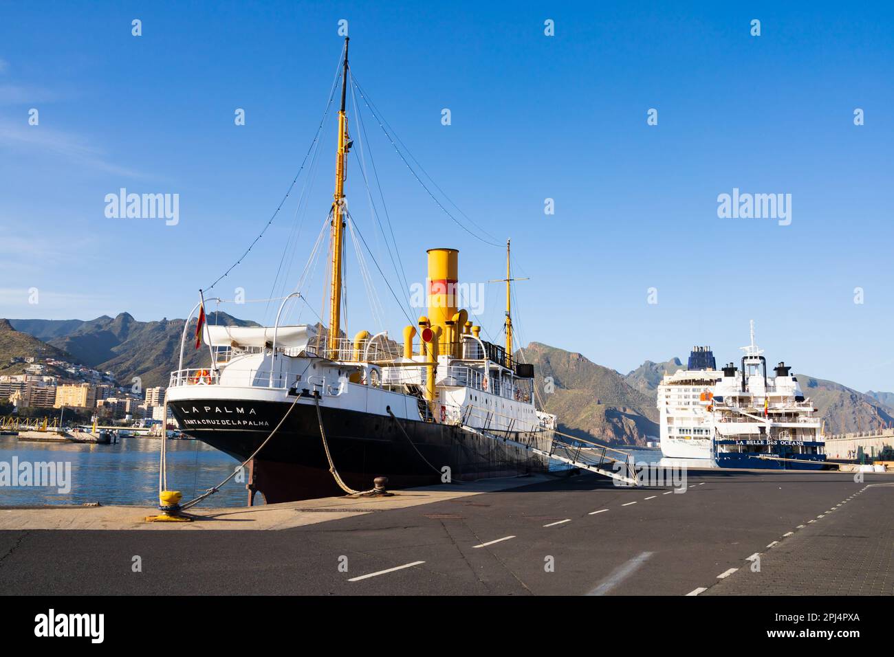 Das klassische Dampfschiff La Palma wird am Kreuzfahrtanleger, Hafen von Santa Cruz de Tenerife, Kanarische Inseln, Spanien, restauriert Stockfoto