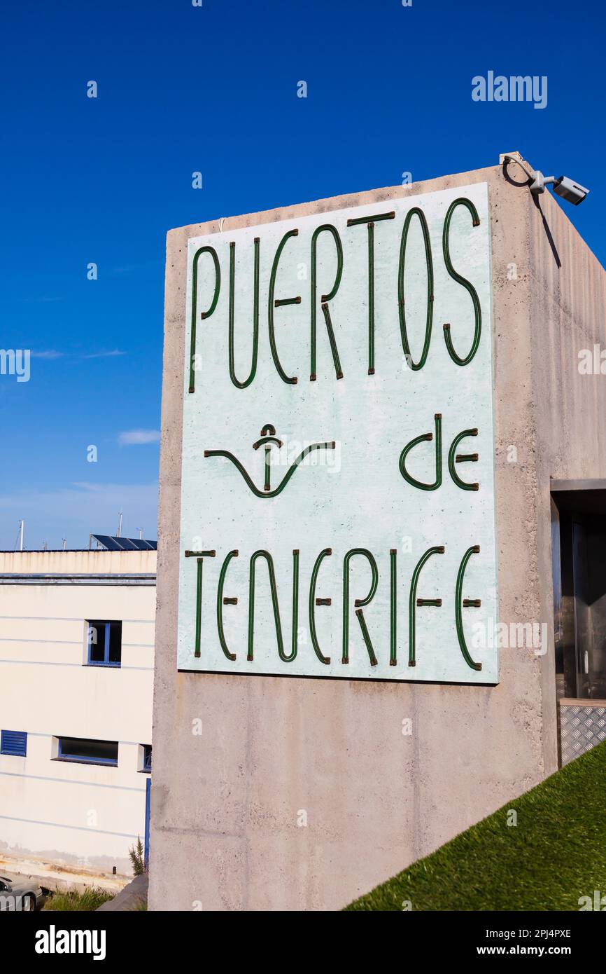 Schild „Puertos de Tenerife“ am Hafeneingang. Santa Cruz De Tenerife, Kanarische Inseln, Spanien Stockfoto