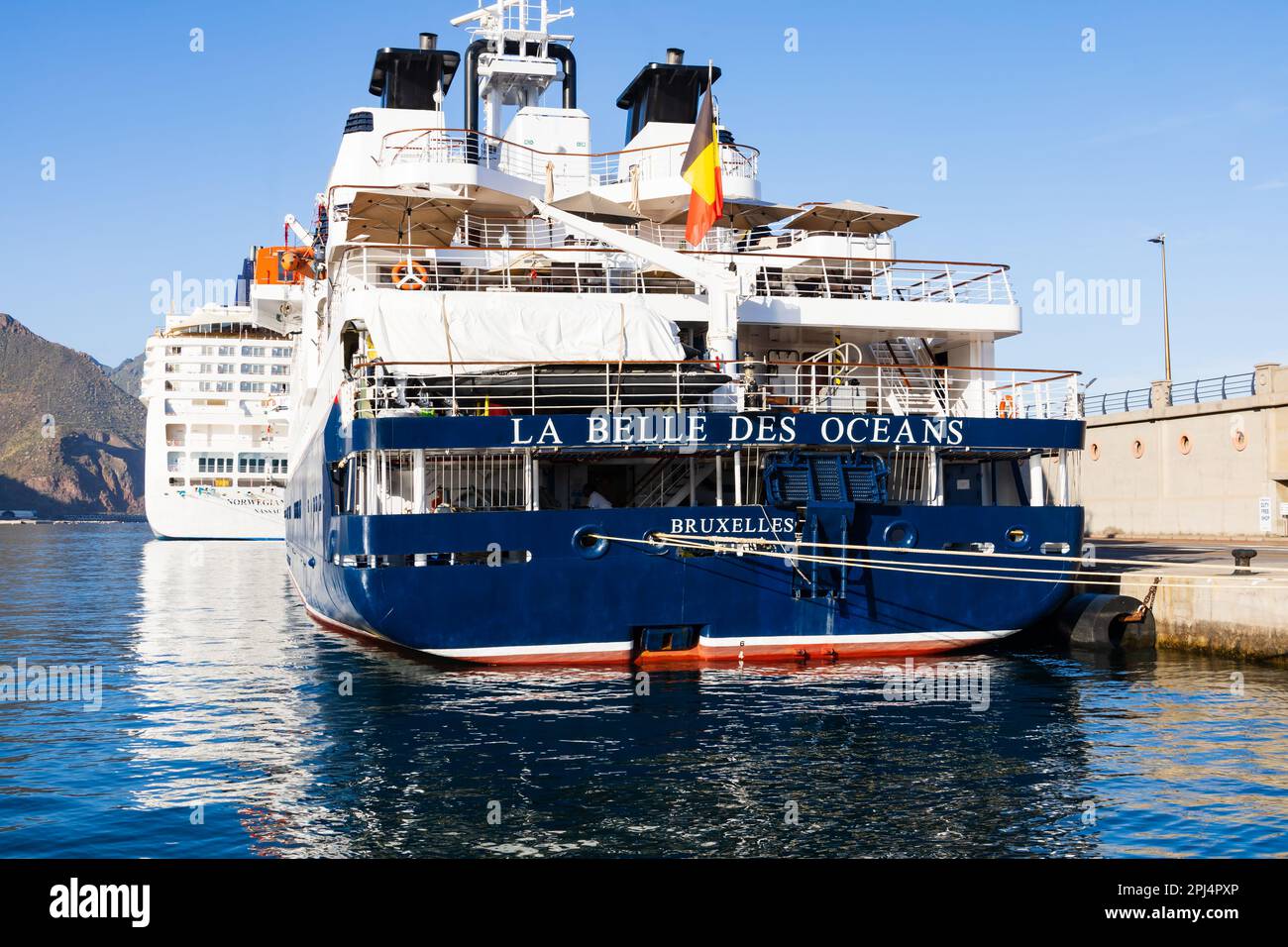 Kleines Kreuzfahrtschiff, MV La Belle des Oceans, am Kreuzfahrtanleger, Santa Cruz de Tenerife, Kanarische Inseln, Spanien Stockfoto