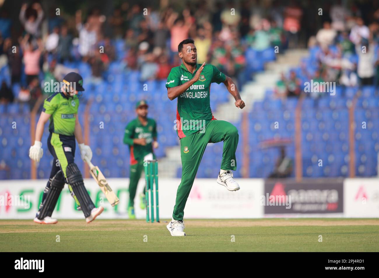 Shariful Islam, Bangladesch Bowler feiert, nachdem er während des dritten T20I. Spiels in der Zahur Ahmed Chowdhury den irischen Schlagmann Lorcan Tucker Wickets gewonnen hat Stockfoto