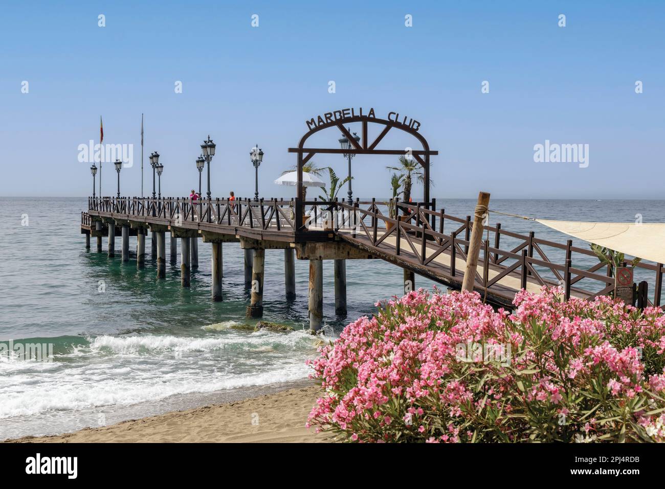Marbella, Costa del Sol, Provinz Malaga, Spanien. Steg vor dem Marbella Club. Stockfoto
