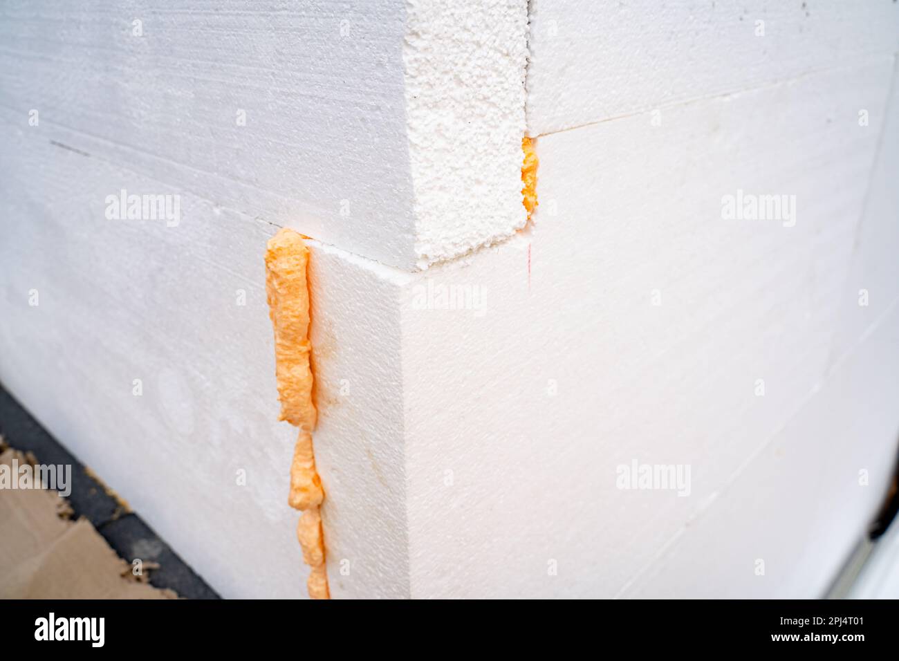 Der äußere Teil der Hauswand ist mit einer Nahaufnahme aus weißem Schaumstoff überklebt Stockfoto
