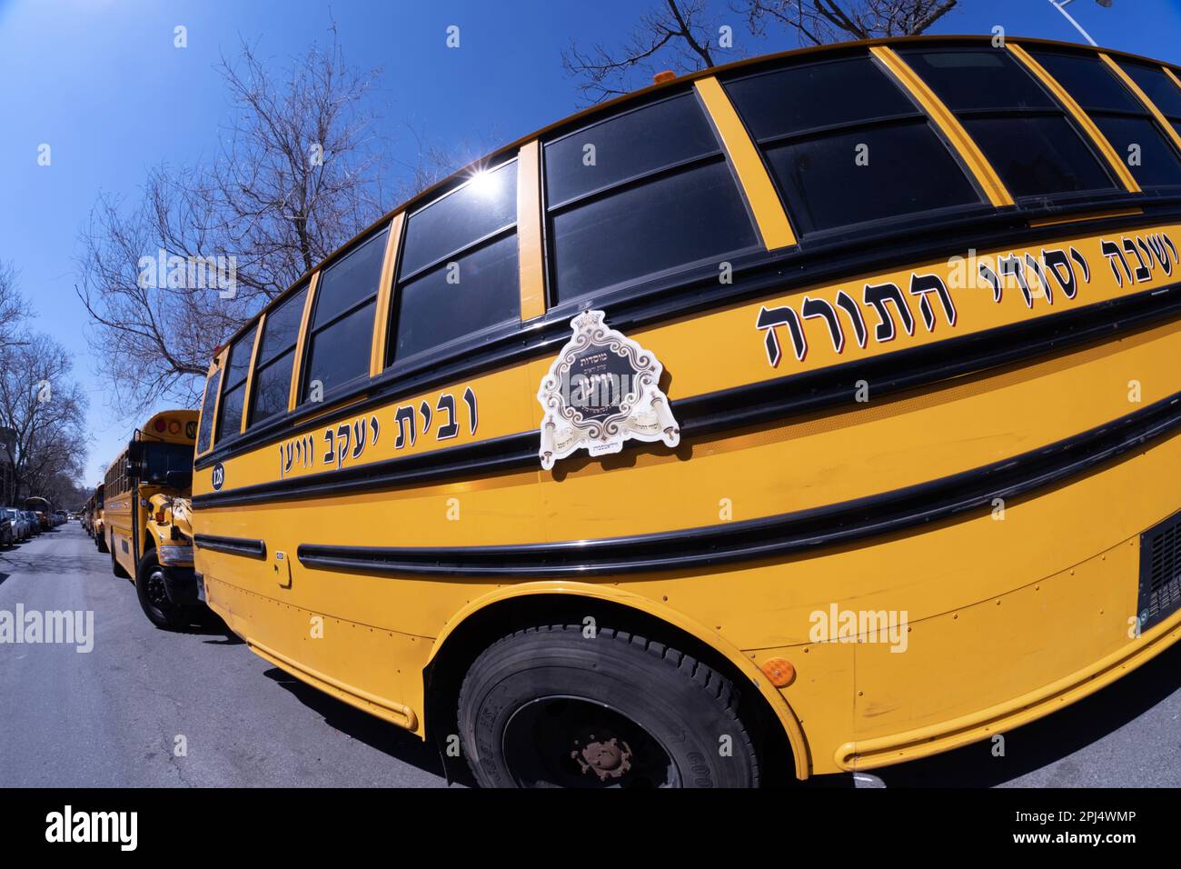 Fischaugenlinsen-Blick auf einen Schulbus der Vien-Hasidischen Dynastie. Mit hebräischen Buchstaben. Ich habe in Williamsburg, Brooklyn, New York geparkt. Stockfoto