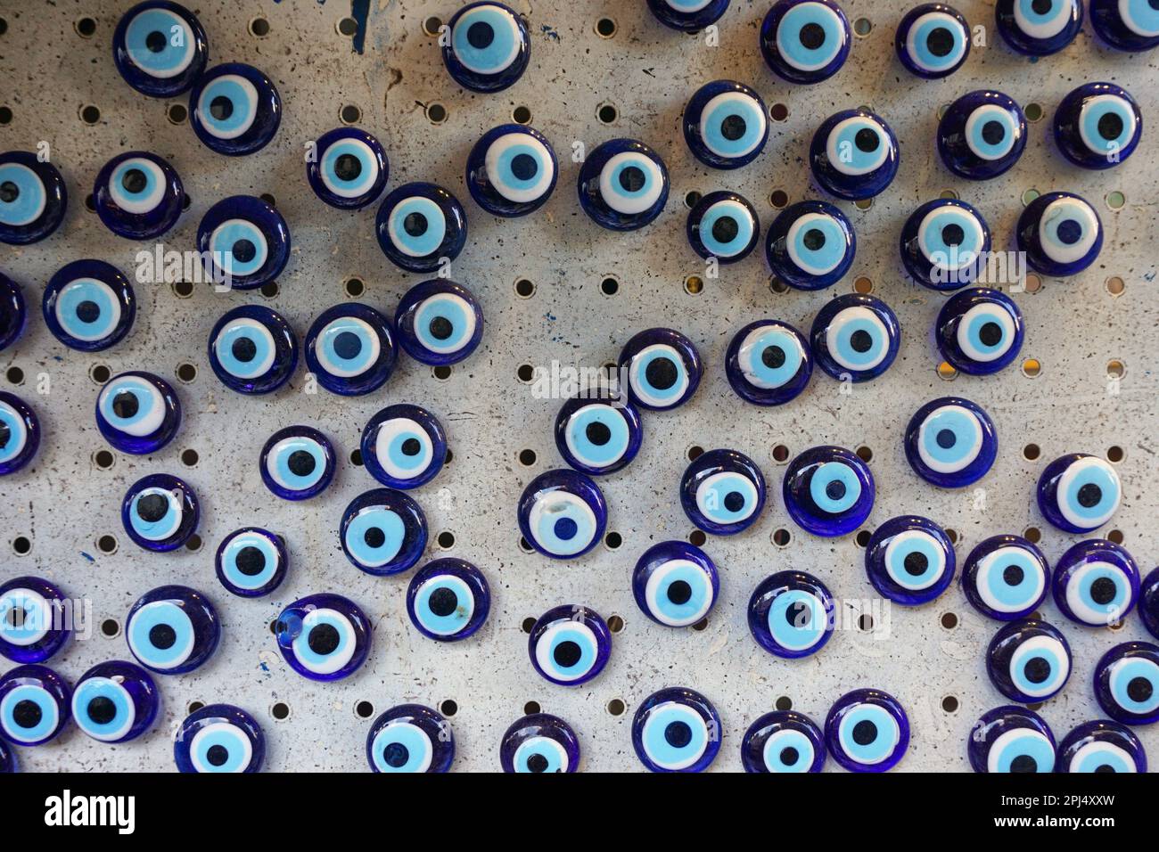 Blaue, böse Augenperlen hangen auf dem Brett Stockfoto
