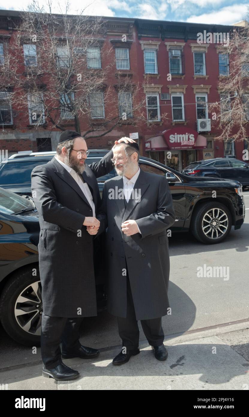Ein gemeindenaher Rabbi, der Geld sammelt, um arme Menschen zu ernähren, segnet einen großen Spender. In Brooklyn, New York City. Stockfoto