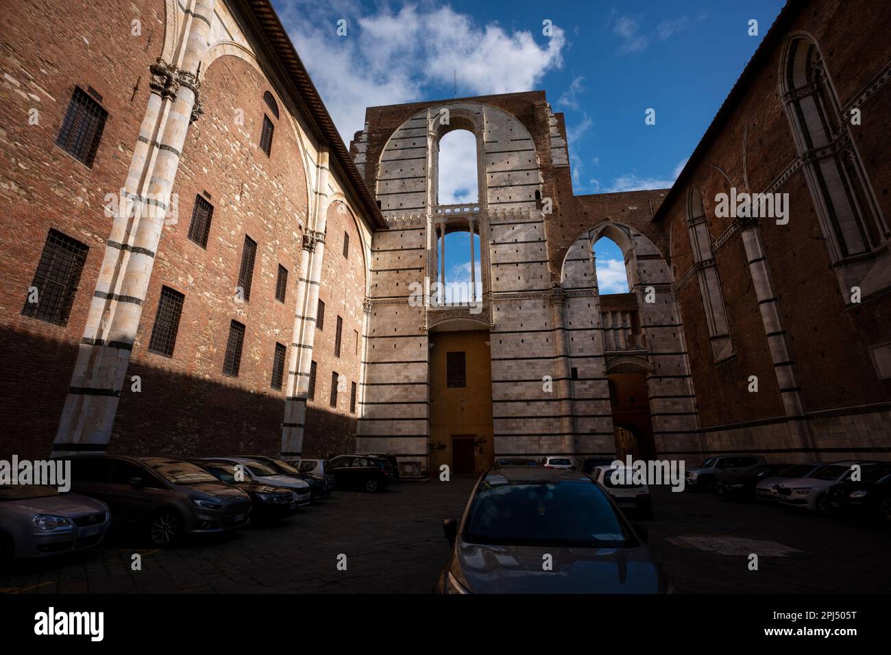 Was wäre das riesige Schiff des Nuovo Duomo gewesen, der heute ein Parkplatz ist, in Siena, Italien. Piazza Jacopo della Quercia. Von der 1348. Pest gestoppt Stockfoto