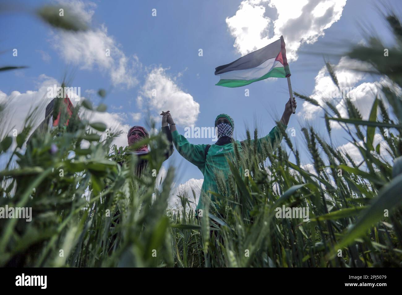 Gaza, Palästina. 30. März 2023. Die Palästinenser halten während eines Protests, der an der Grenze zwischen Israel und dem Gazastreifen im Osten des Gazastreifens als "Landtag" begangen wird, die Flagge. Der Tag erinnert an die Ereignisse vom 30. März 1976, als in arabischen Städten Märsche und ein Generalstreik gegen die Entscheidung der israelischen Regierung organisiert wurden, große Teile palästinensischen Landes zur Siedlung zu enteignen. Die jährliche Veranstaltung fordert das palästinensische Recht auf Rückkehr in das Land, aus dem sie nach der Gründung Israels im Jahr 1948 vertrieben wurden. Kredit: SOPA Images Limited/Alamy Live News Stockfoto