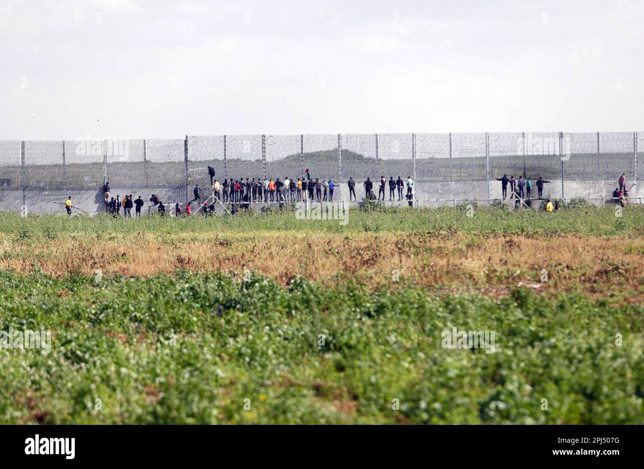 Gaza, Palästina. 30. März 2023. Die Palästinenser nehmen an einem Protest Teil, der an der Grenze zwischen Israel und dem Gazastreifen im Osten des Gazastreifens als "Landtag" bezeichnet wird. Der Tag erinnert an die Ereignisse vom 30. März 1976, als in arabischen Städten Märsche und ein Generalstreik gegen die Entscheidung der israelischen Regierung organisiert wurden, große Teile palästinensischen Landes zur Siedlung zu enteignen. Die jährliche Veranstaltung fordert das palästinensische Recht auf Rückkehr in das Land, aus dem sie nach der Gründung Israels im Jahr 1948 vertrieben wurden. Kredit: SOPA Images Limited/Alamy Live News Stockfoto