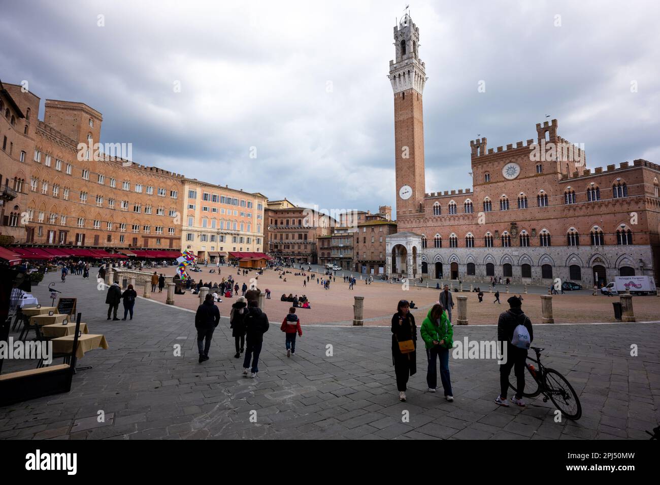 Der Glockenturm Torre del Mangia auf der Piazza del Campo in Siena, Italien Stockfoto
