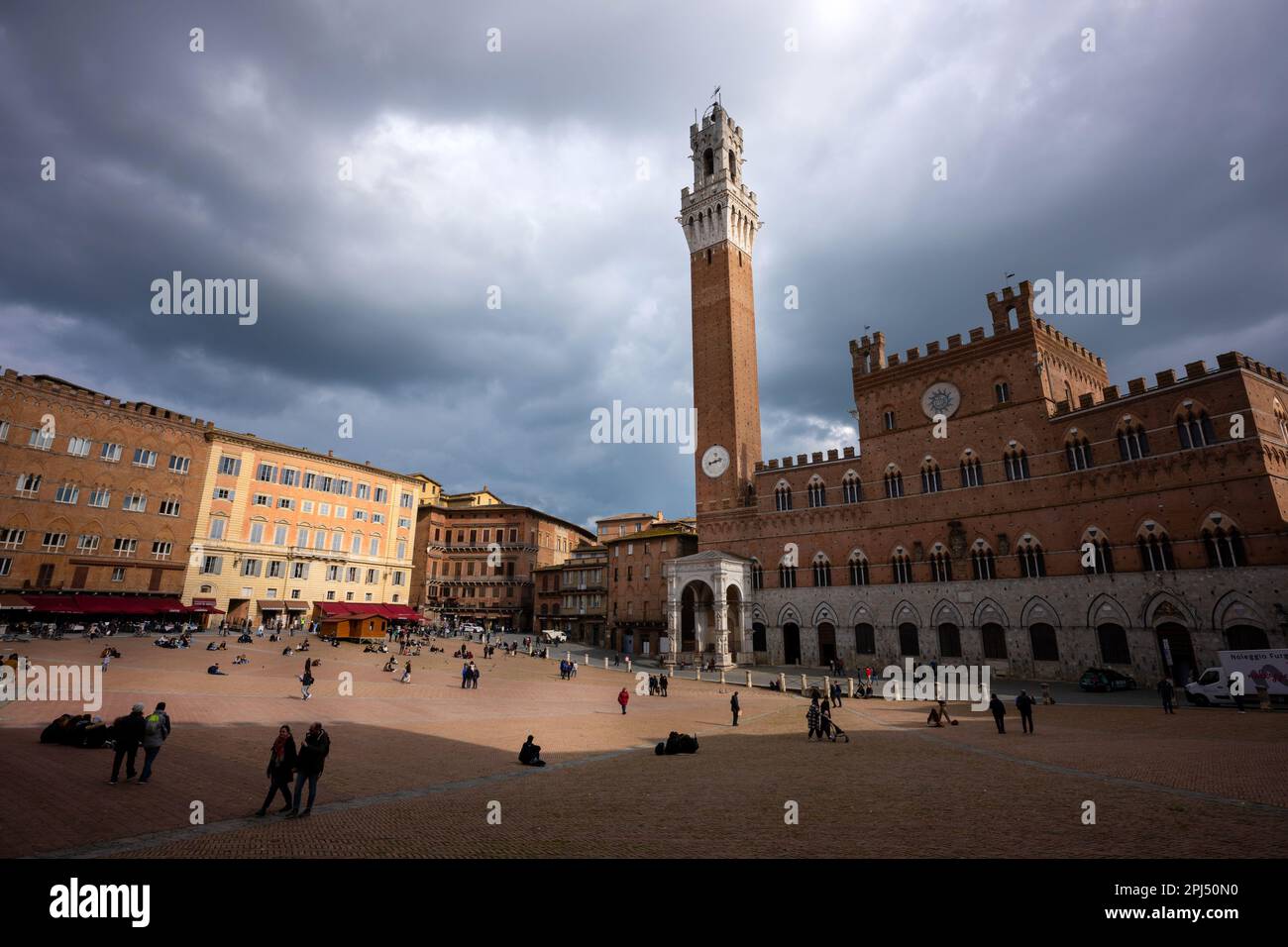 Der Glockenturm Torre del Mangia auf der Piazza del Campo in Siena, Italien Stockfoto