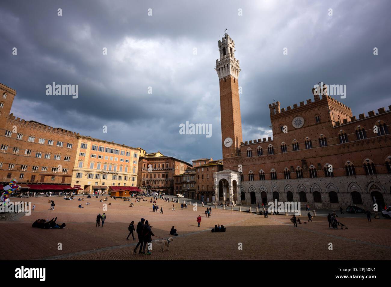 Der Glockenturm Torre del Mangia auf der Piazza del Campo in Siena, Italien Stockfoto