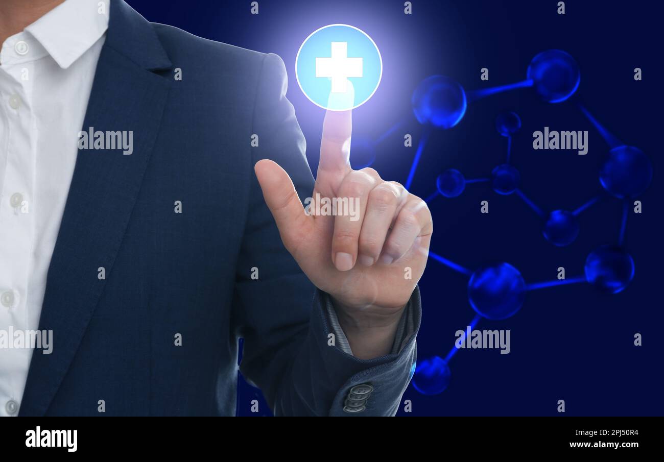Frau drückt virtuellen erste-Hilfe-Knopf auf blauem Hintergrund,  Nahaufnahme. Notfallhilfe Stockfotografie - Alamy