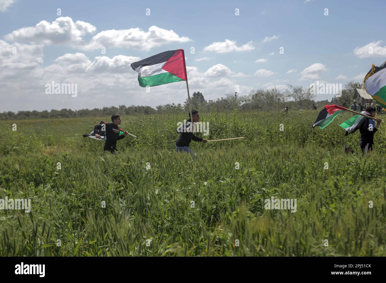 Die Palästinenser halten während eines Protests, der an der Grenze zwischen Israel und dem Gazastreifen im Osten des Gazastreifens als "Landtag" begangen wird, die Flagge. Der Tag erinnert an die Ereignisse vom 30. März 1976, als in arabischen Städten Märsche und ein Generalstreik gegen die Entscheidung der israelischen Regierung organisiert wurden, große Teile palästinensischen Landes zur Siedlung zu enteignen. Die jährliche Veranstaltung fordert das palästinensische Recht auf Rückkehr in das Land, aus dem sie nach der Gründung Israels im Jahr 1948 vertrieben wurden. (Foto: Mahmoud Issa/SOPA Images/Sipa USA) Stockfoto