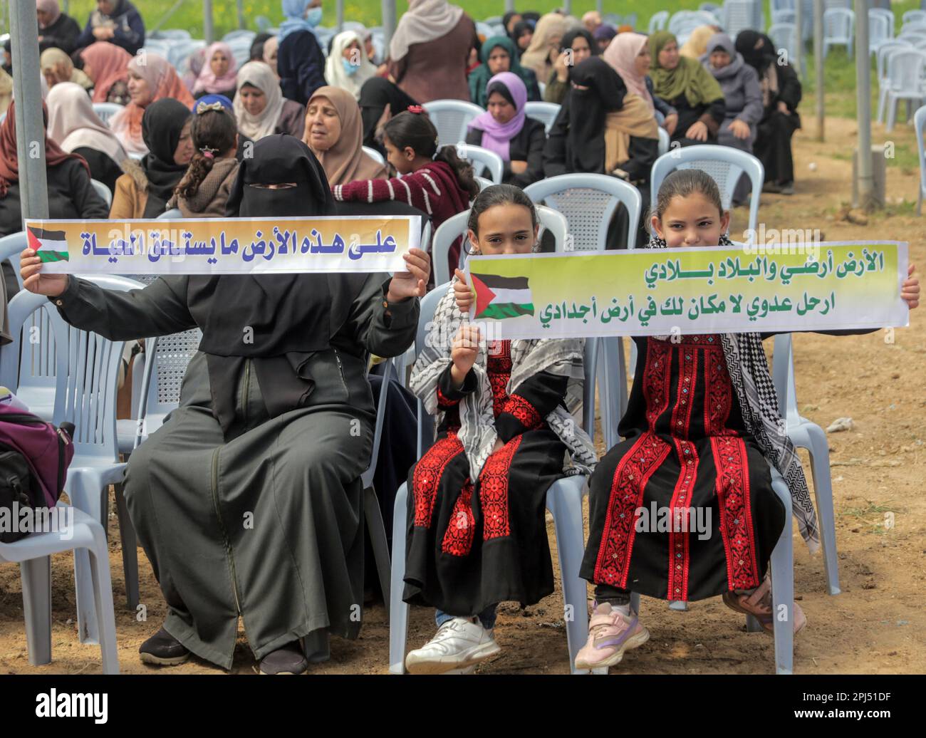 Die Palästinenser halten während eines Protestes, der an der Grenze zwischen Israel und dem Gazastreifen im Osten des Gazastreifens als "Landtag" bezeichnet wird, Schilder. Der Tag erinnert an die Ereignisse vom 30. März 1976, als in arabischen Städten Märsche und ein Generalstreik gegen die Entscheidung der israelischen Regierung organisiert wurden, große Teile palästinensischen Landes zur Siedlung zu enteignen. Die jährliche Veranstaltung fordert das palästinensische Recht auf Rückkehr in das Land, aus dem sie nach der Gründung Israels im Jahr 1948 vertrieben wurden. (Foto: Mahmoud Issa/SOPA Images/Sipa USA) Stockfoto