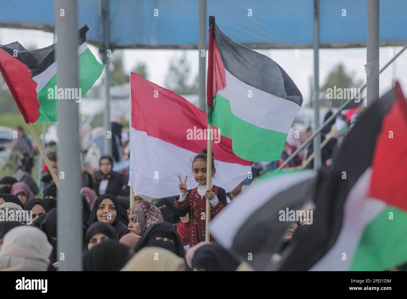 Ein palästinensisches Kind macht eine Geste, während es während eines Protests, der den "Landtag" an der Grenze zwischen Israel und dem Gazastreifen im Osten des Gazastreifens markiert, eine Flagge hält. Der Tag erinnert an die Ereignisse vom 30. März 1976, als in arabischen Städten Märsche und ein Generalstreik gegen die Entscheidung der israelischen Regierung organisiert wurden, große Teile palästinensischen Landes zur Siedlung zu enteignen. Die jährliche Veranstaltung fordert das palästinensische Recht auf Rückkehr in das Land, aus dem sie nach der Gründung Israels im Jahr 1948 vertrieben wurden. (Foto: Mahmoud Issa / SOPA Images / Sipa USA) Stockfoto