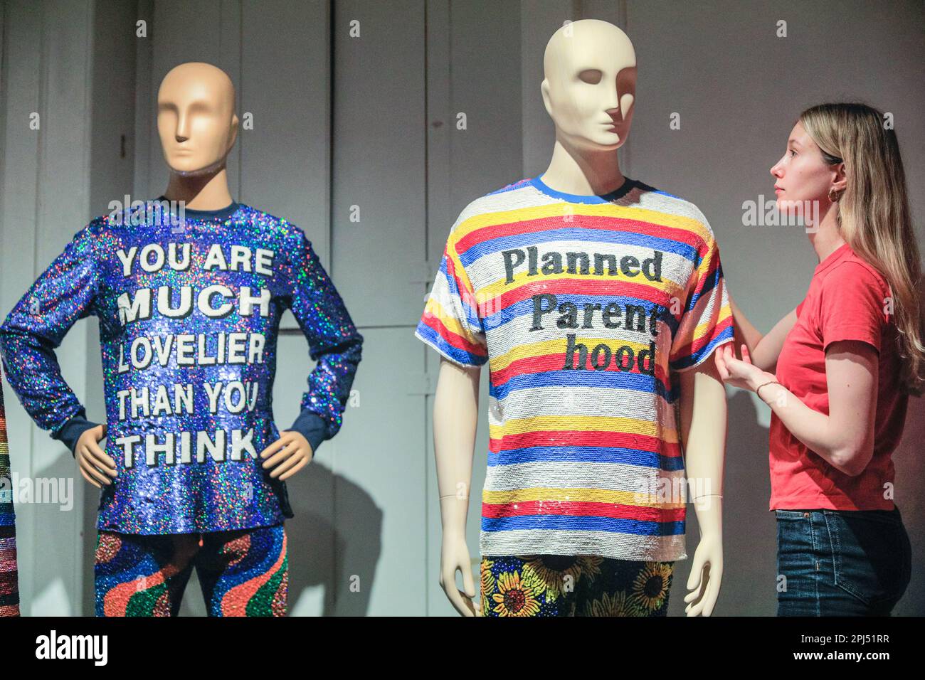 London, Großbritannien. 31. März 2023. Galeriepersonal mit Paillettenhemden, du bist viel hübscher, als du denkst, und geplante Elternschaft. William Morris Gallery enthüllt eine große Ausstellung des Modedesigners Ashish. Ashish Gupta ist ein Modedesigner, dessen Signatur Pailletten und Perlen sind und sein indisches Erbe nutzen. Sein gleichnamiges Label greift auf sein Erbe zurück, mit Stücken, die von Madonna, Lady Gaga, taylor Swift und vielen anderen getragen wurden.bis zum 10. September 2023 werden über 60 Designs aus den letzten 20 Jahren ausgestellt. Kredit: Imageplotter/Alamy Live News Stockfoto