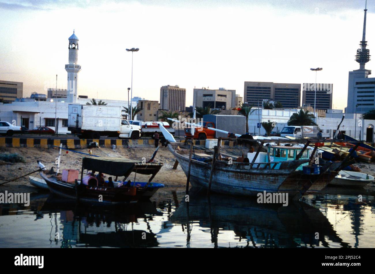 Kuwait City, kuwait Fishing Harbour Dhows und City Stockfoto