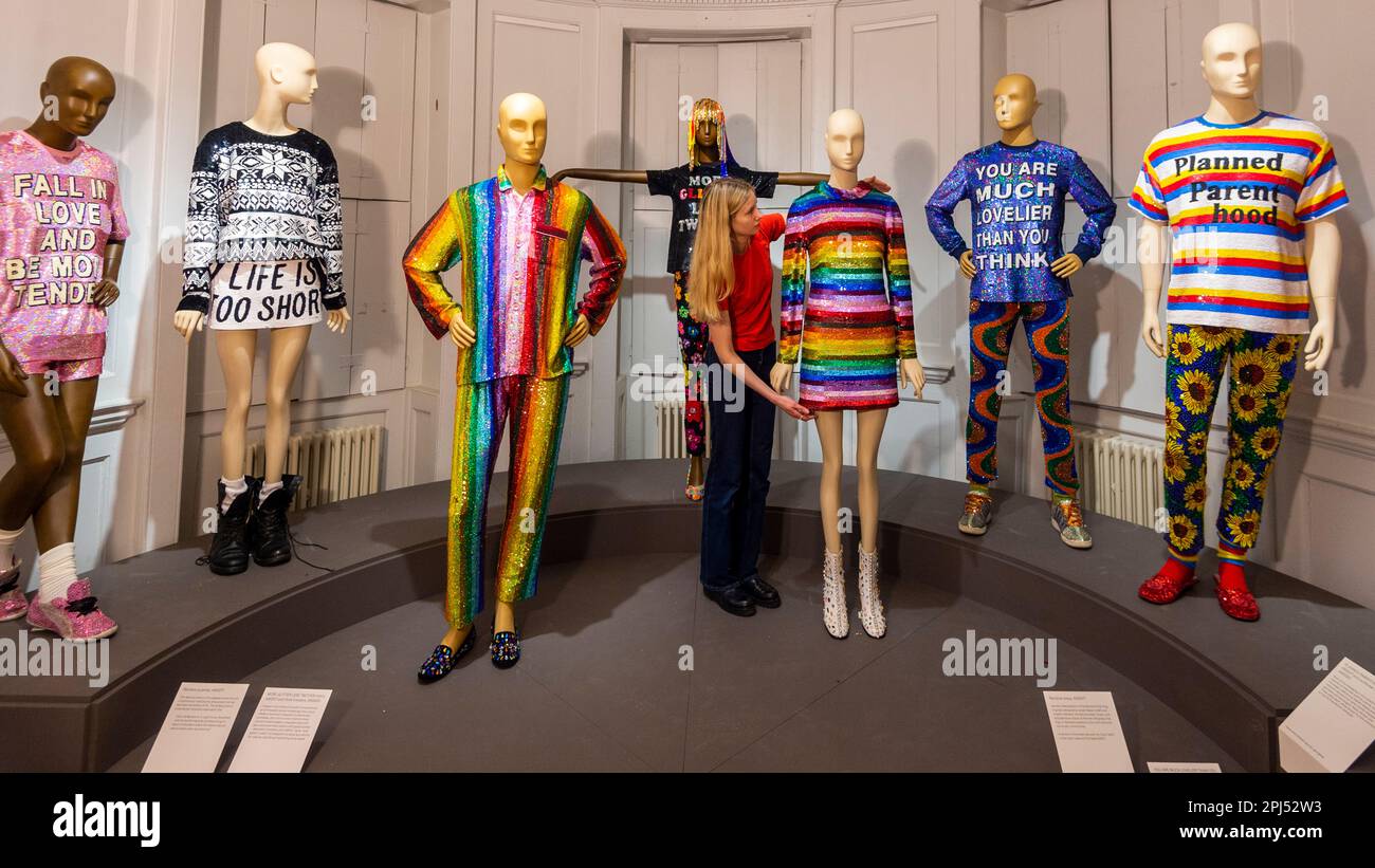 London, Großbritannien. 31. März 2023 Eine Mitarbeiterin mit „Rainbow Dress“, AW2017, eine Version davon, die Taylor Swift für ihr End Game-Video trug, bei einer Vorschau auf „Ashish: Fall in Love and Be More Tender“, der ersten großen Umfrage unter Werken der Modedesignerin Ashish. In der William Morris Gallery in Walthamstow, 1. April bis 10. September 2023, werden über 60 Designs aus den letzten 20 Jahren gezeigt, darunter einige von Prominenten aus aller Welt. Kredit: Stephen Chung / Alamy Live News Stockfoto