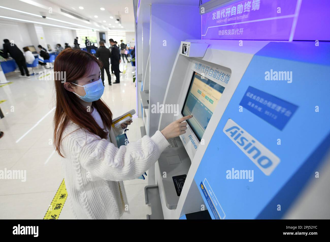 FUZHOU, CHINA - 31. MÄRZ 2023 - ein Mitarbeiter eines Unternehmens sucht über das Cloud-Self-Service-Terminal für Steuern beim Steuerdienst nach Steuerinformationen Stockfoto